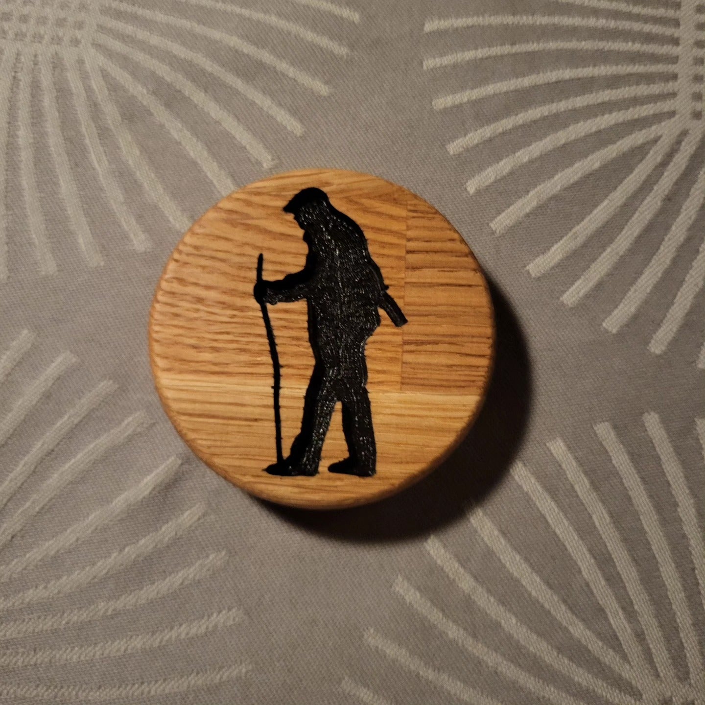 Magnetic wooden bottle opener ø70