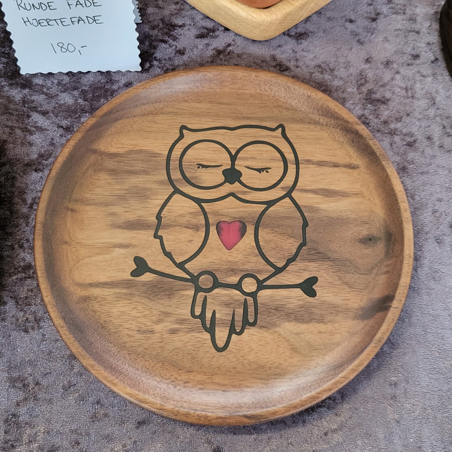 Dekorativ bakke med epoxyfyldt gravering