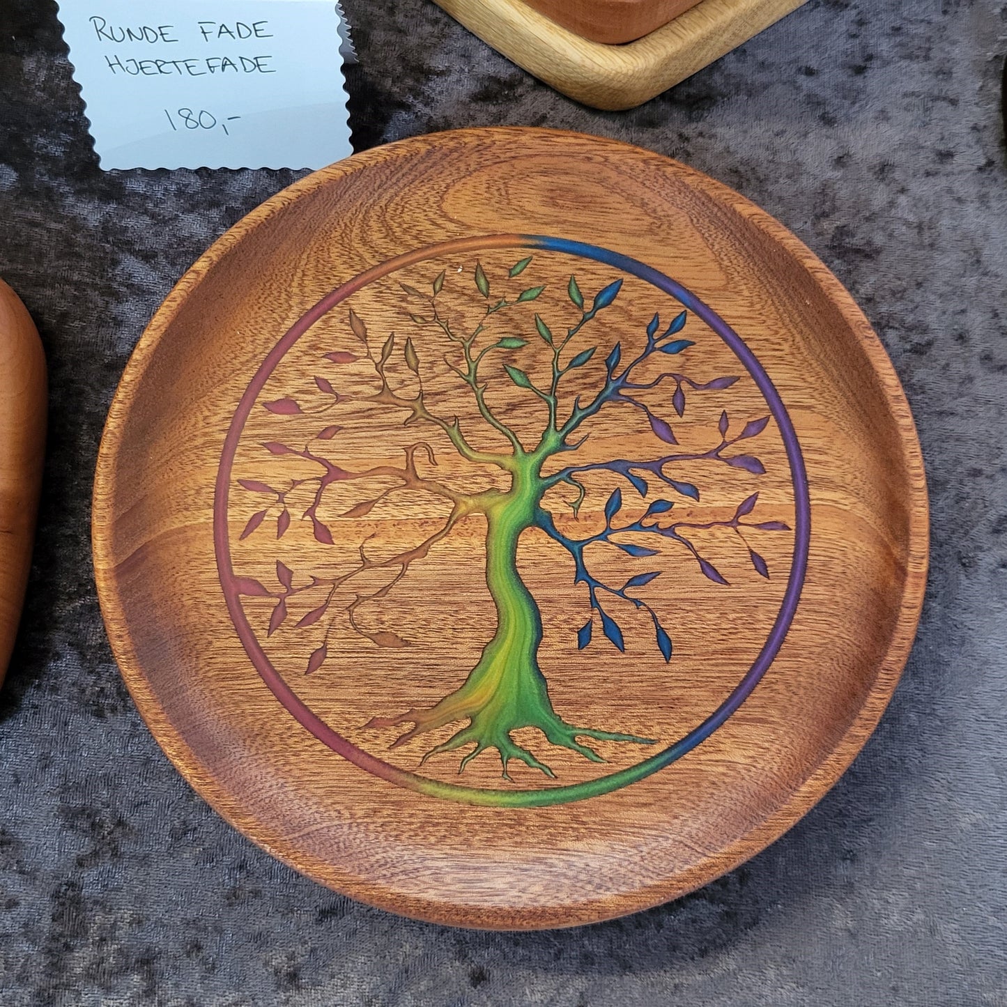 Dekorativ bakke med epoxyfyldt gravering