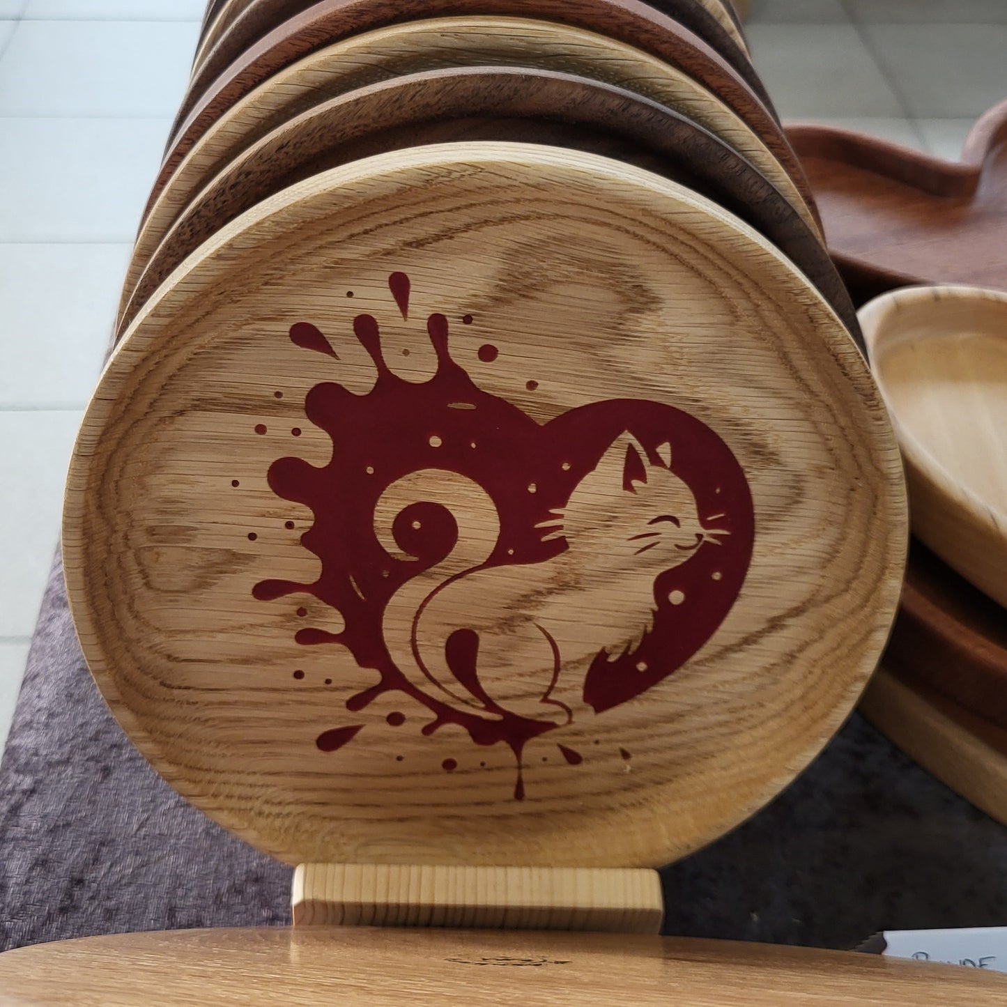 Dekorativ bakke med epoxyfyldt gravering