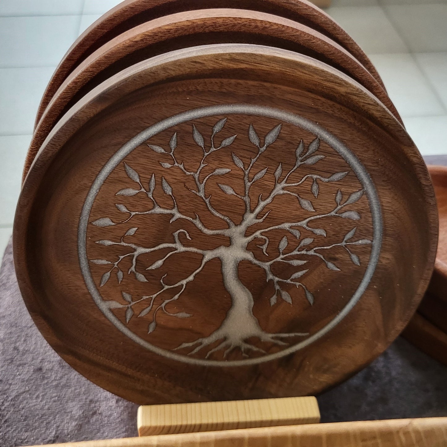 Dekorativ bakke med epoxyfyldt gravering