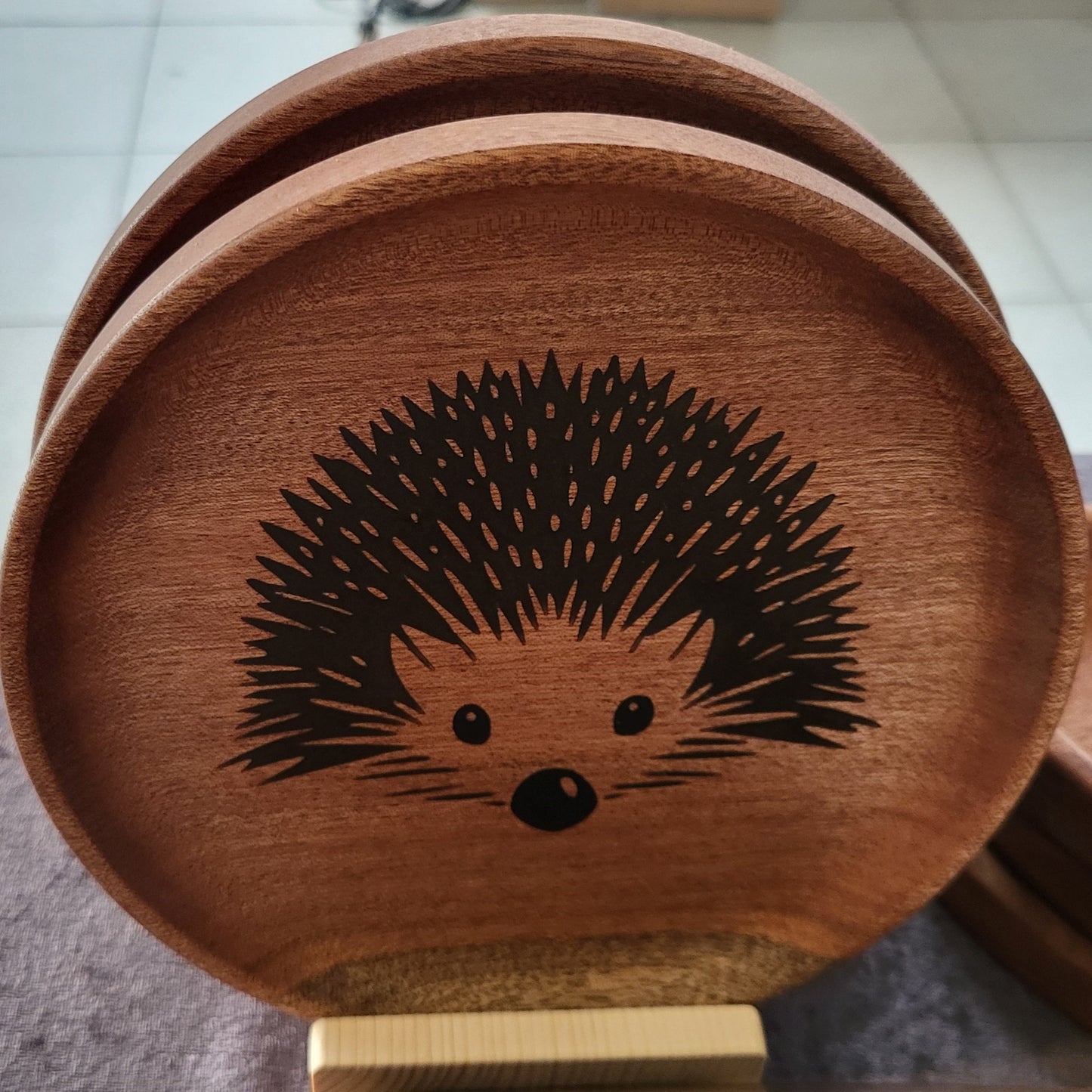 Dekorativ bakke med epoxyfyldt gravering