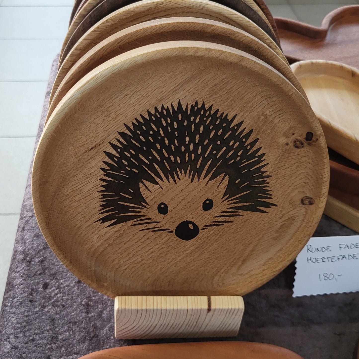 Dekorativ bakke med epoxyfyldt gravering