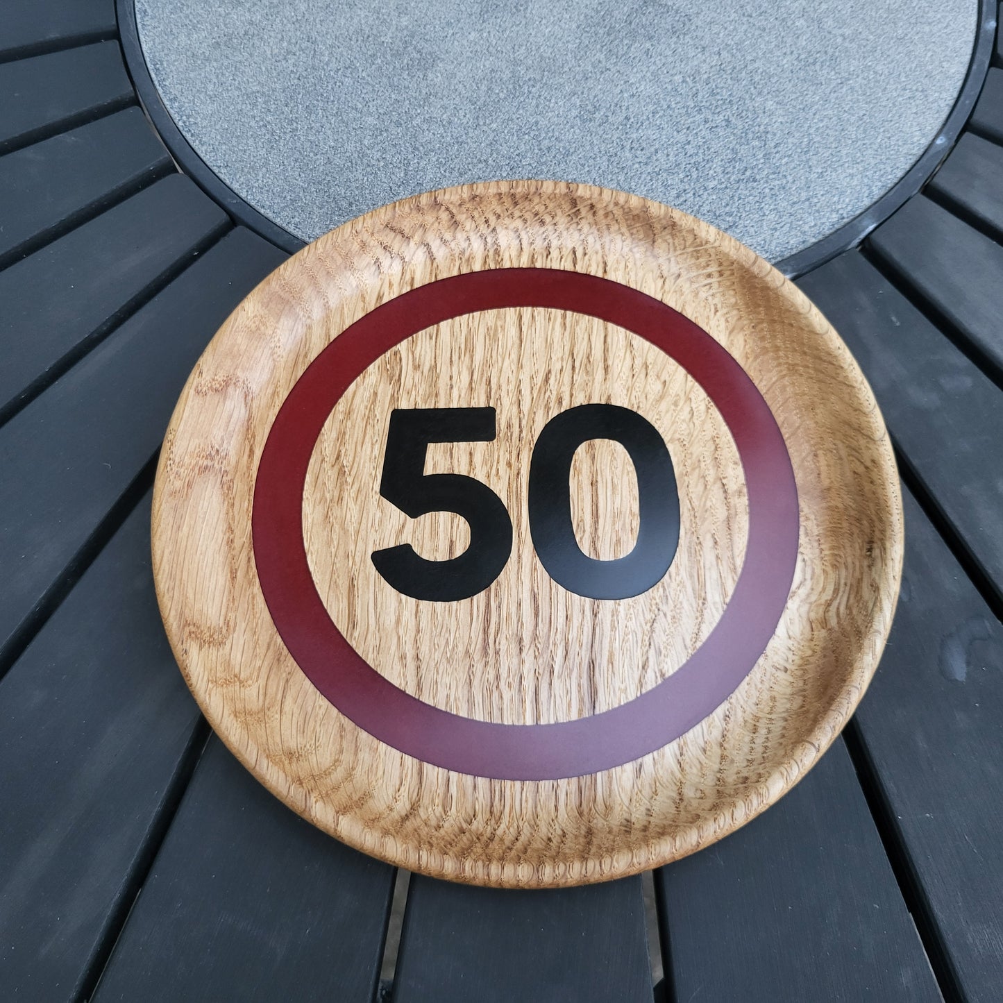 Dekorativ bakke med epoxyfyldt gravering