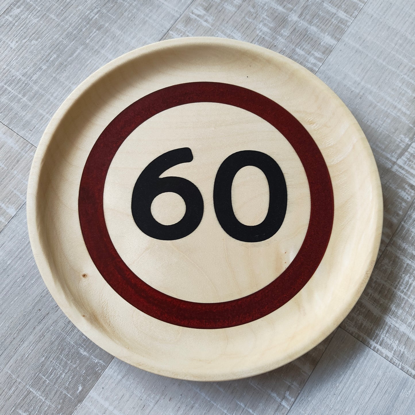 Dekorative serveringsbakker med epoxy fyld.